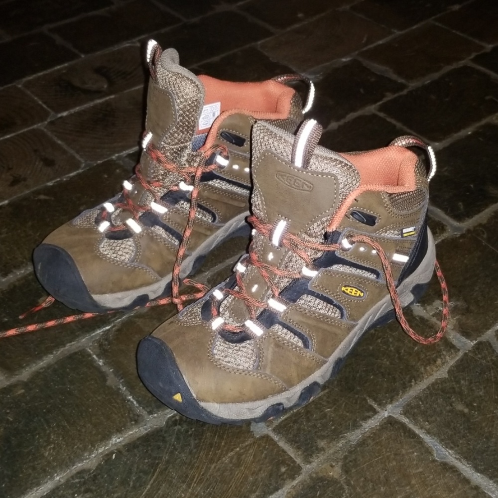 Keen size 5 hiking boots